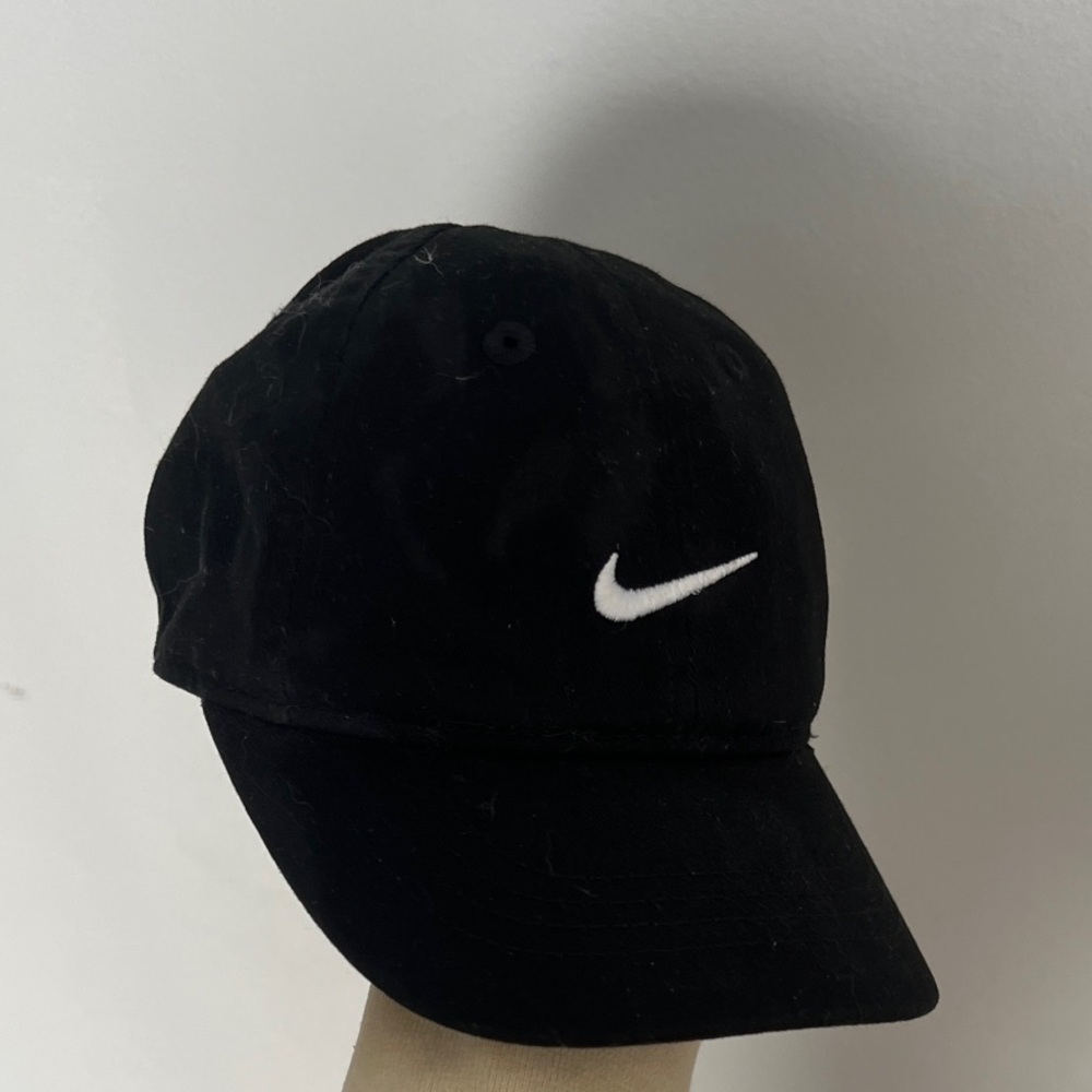 KIDS 12-24m Nike Black and White Swoosh Hat